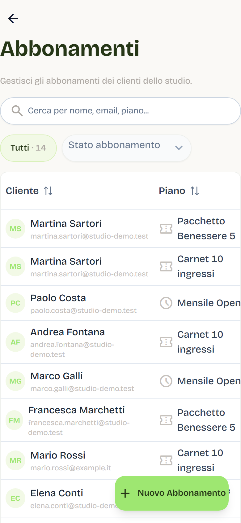 L’elenco Abbonamenti con ricerca, filtro Stato abbonamento e una riga per ogni cliente con piano, date e stato.