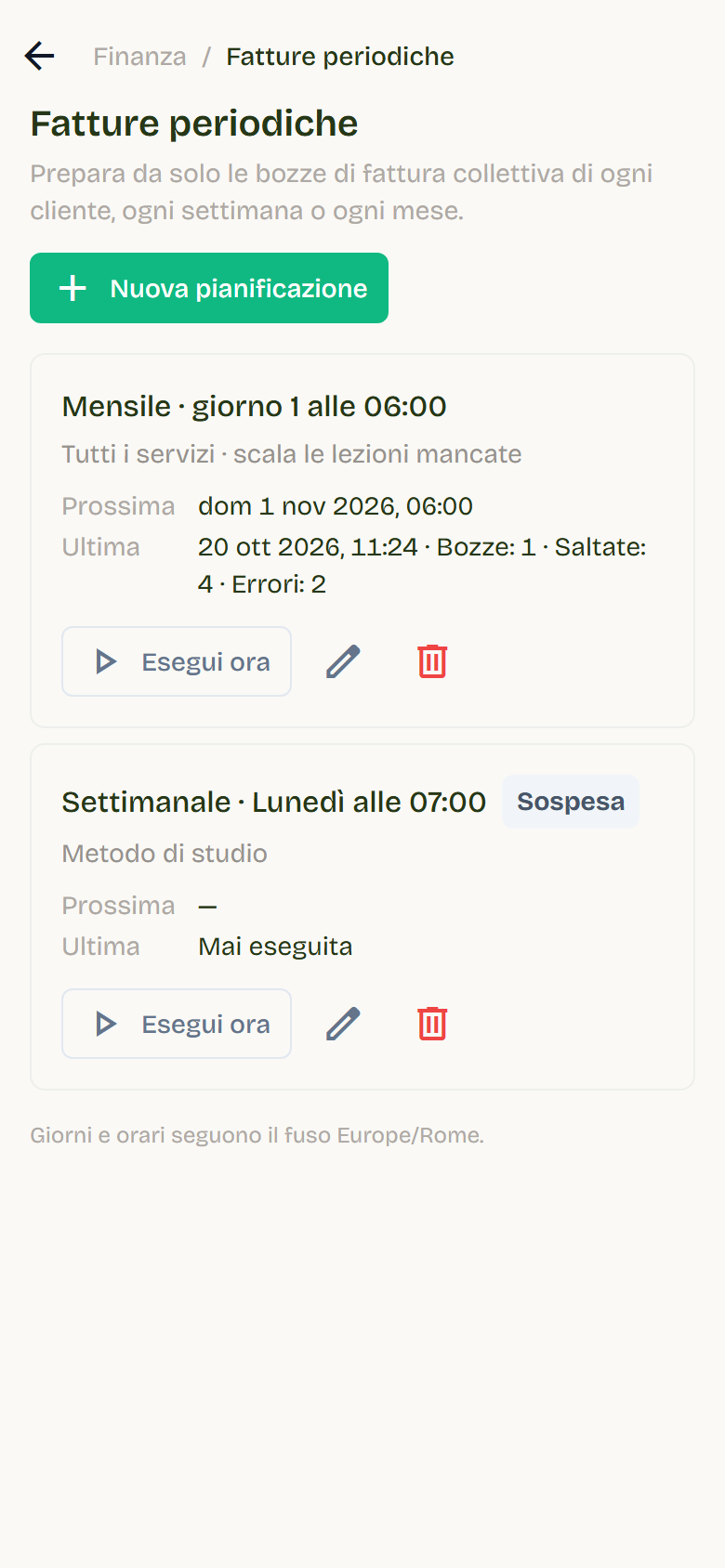 La pagina Fatture periodiche con una pianificazione mensile attiva e una settimanale sospesa.