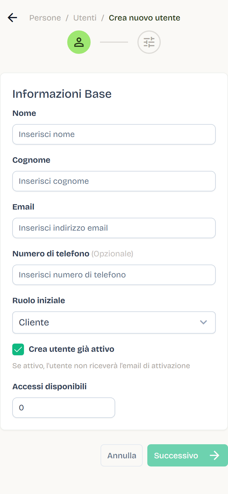 Il passo Informazioni Base del modulo Crea nuovo utente, con nome, email, ruolo iniziale e accessi.